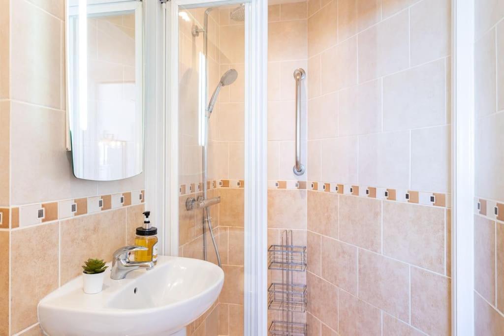 Ensuite Mediterranean Sea Front 丰希罗拉 外观 照片