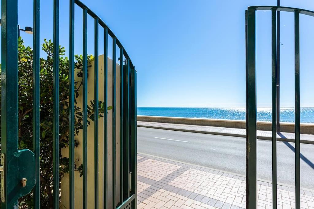Ensuite Mediterranean Sea Front 丰希罗拉 外观 照片
